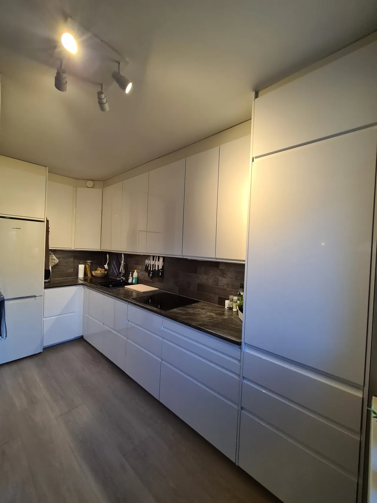 Kjøkken med god benk- og skapplass